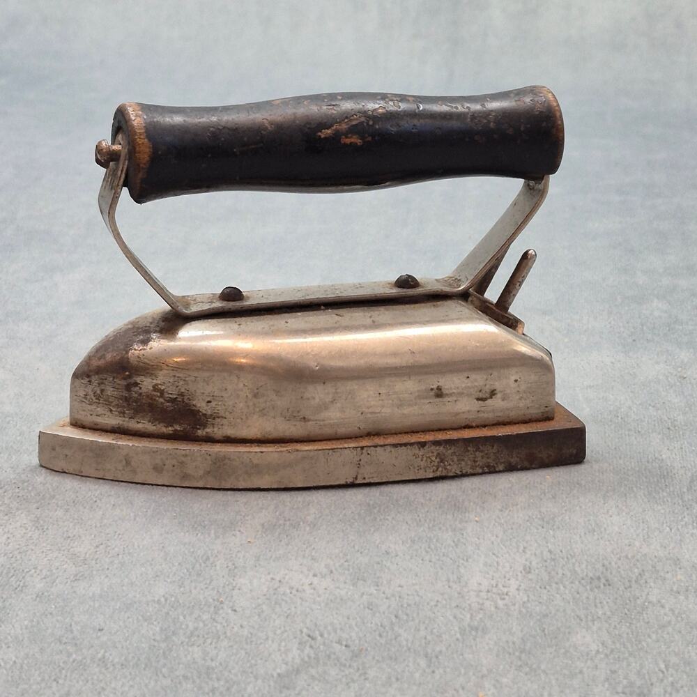 Vintage "baby" electric iron, International Electric Co., Indianapolis Untested